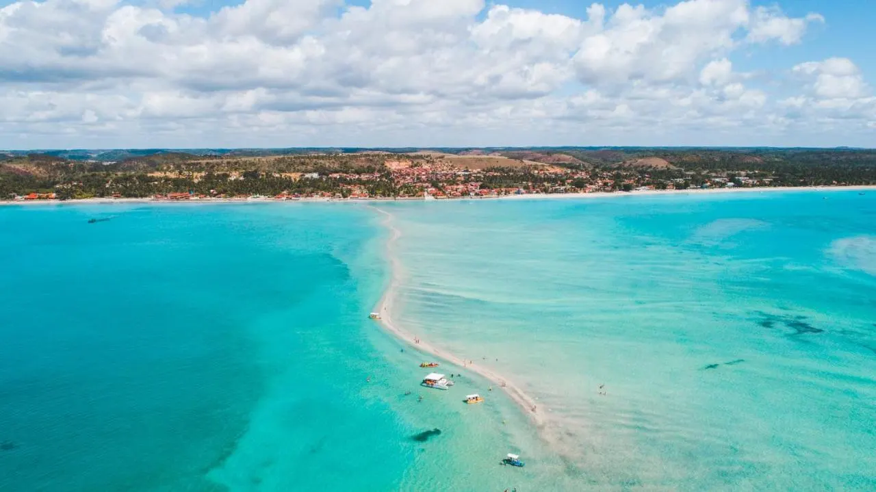 Faixa de areia no mar de Maragogi vista do alto